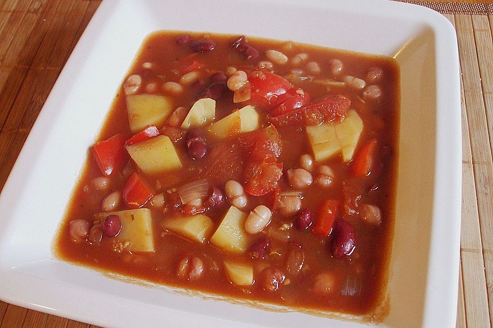 Weißer Bohneneintopf mit Tomaten