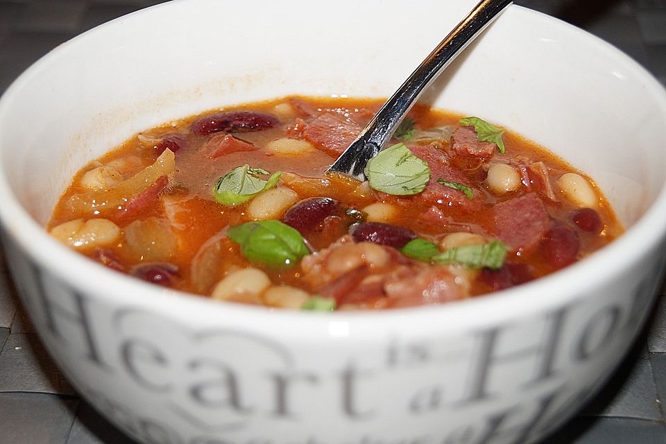 Weißer Bohneneintopf mit Tomaten