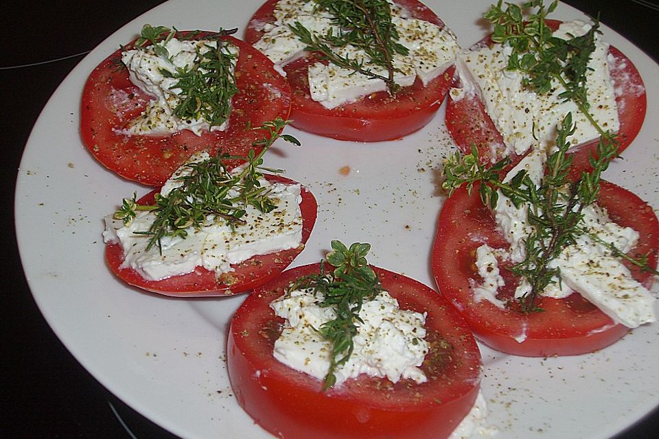 Ziegenfrischkäse auf Tomatenscheiben