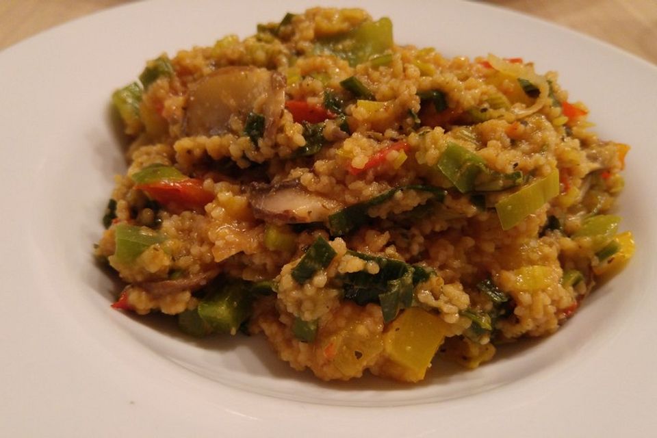 Couscous-Gemüse-Pfanne mit leichter Käsesauce