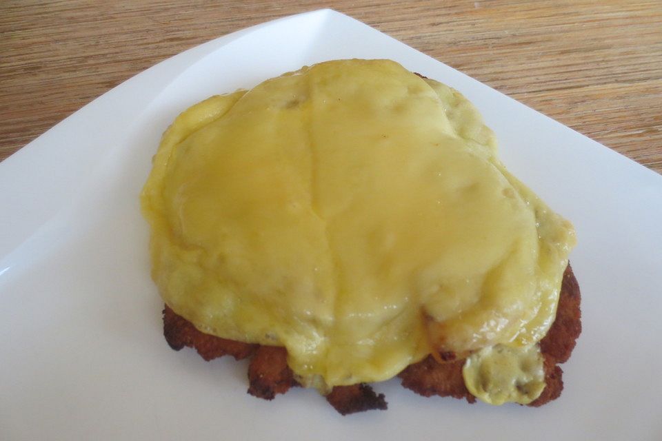 Überbackenes Schnitzel Hawaii