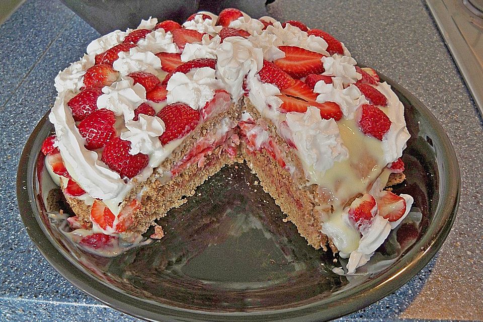 Erdbeerbiskuittorte mit Pistaziensahne