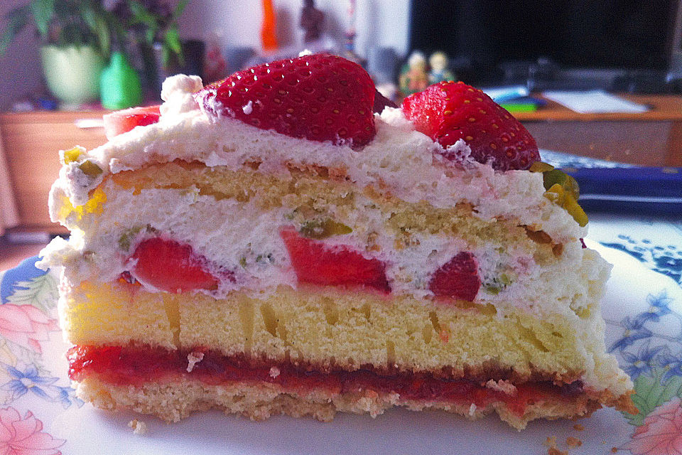 Erdbeerbiskuittorte mit Pistaziensahne