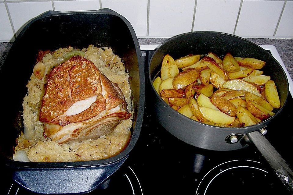 Schweinekrustenbraten auf Sauerkraut