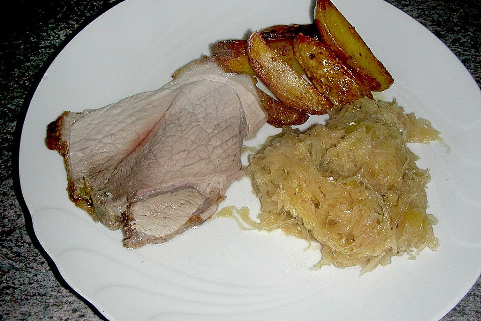 Schweinekrustenbraten auf Sauerkraut