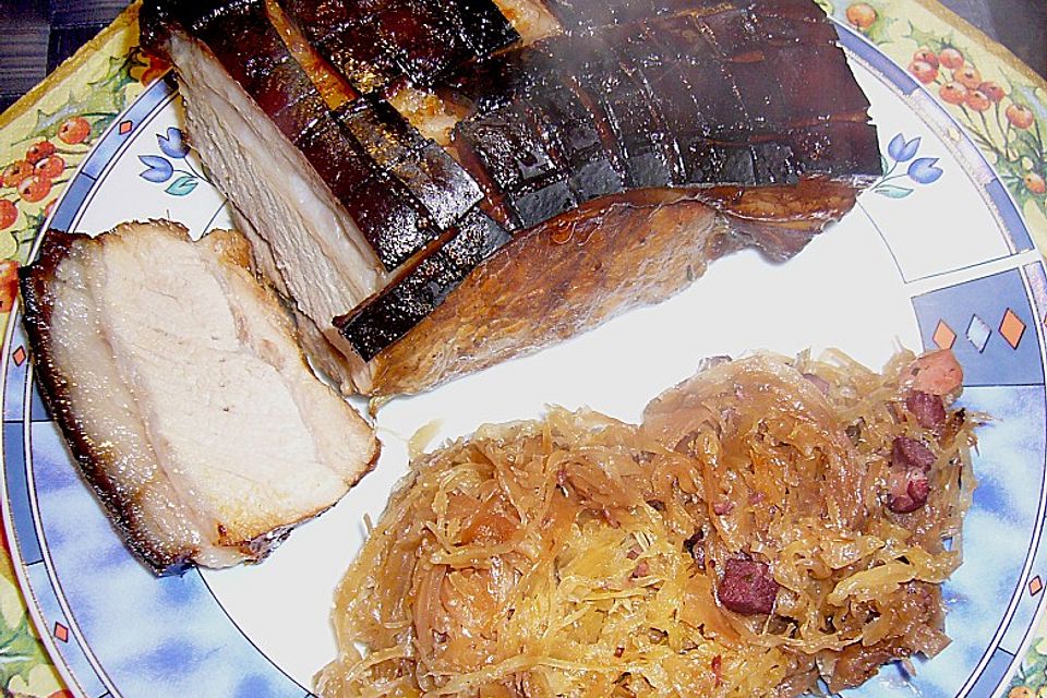 Schweinekrustenbraten auf Sauerkraut