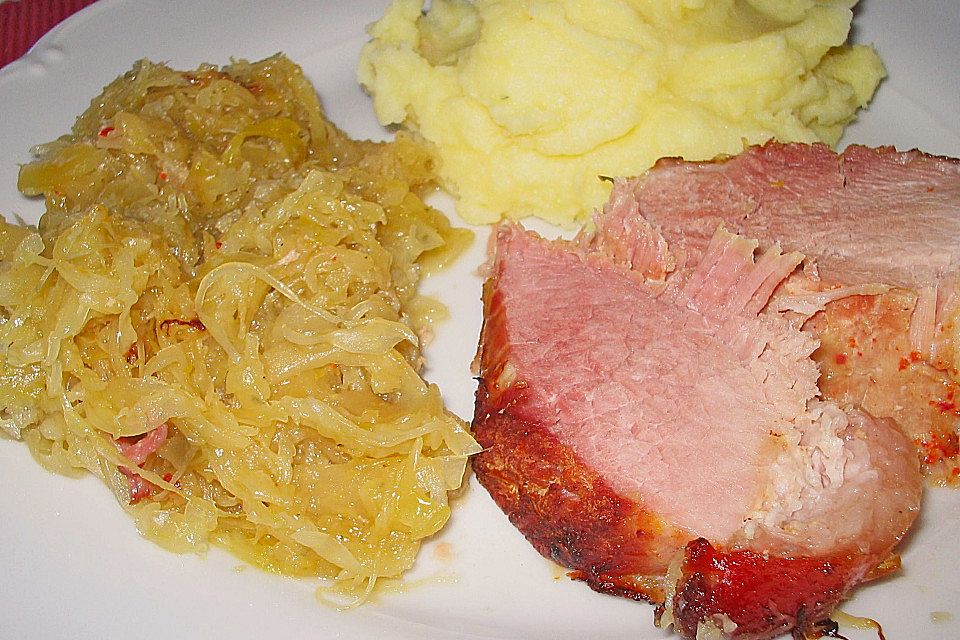 Schweinekrustenbraten auf Sauerkraut