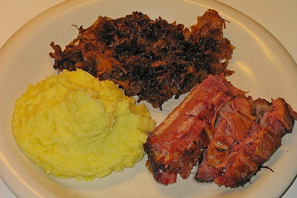 Schweinekrustenbraten auf Sauerkraut