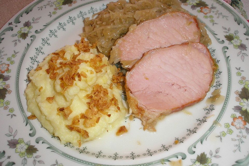 Schweinekrustenbraten auf Sauerkraut