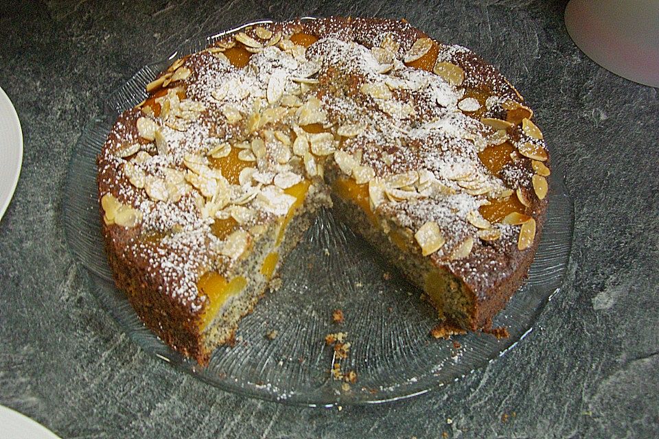 Aprikosenkuchen mit Mohn und Mandelblättchen