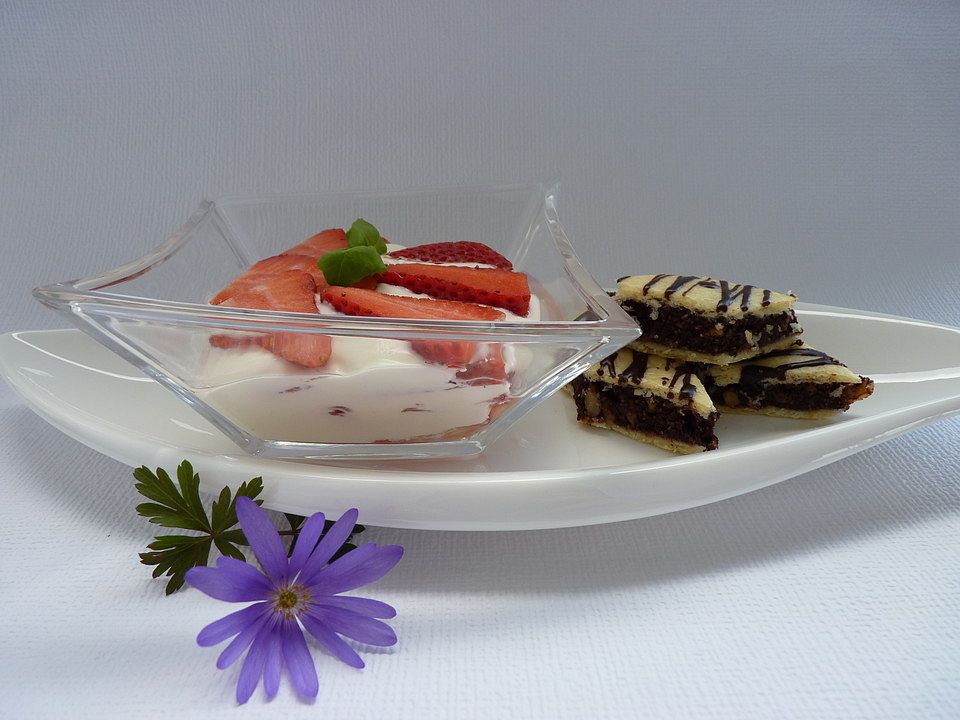 Schmandcreme mit pürierten Erdbeeren von Ostfriesin| Chefkoch