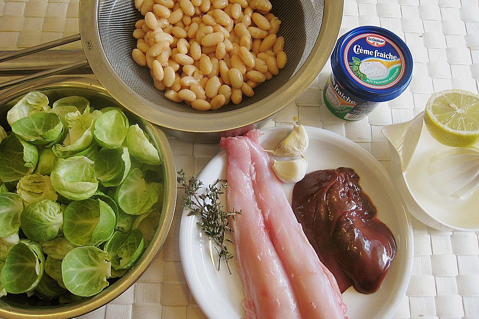 Rücken und Leber vom Stallhasen auf weißem Bohnenpüree, an gezupftem Rosenkohl und Schmortomaten