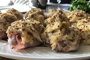 Überbackenes Schweinefilet mit Zwiebel - Senf - Kruste