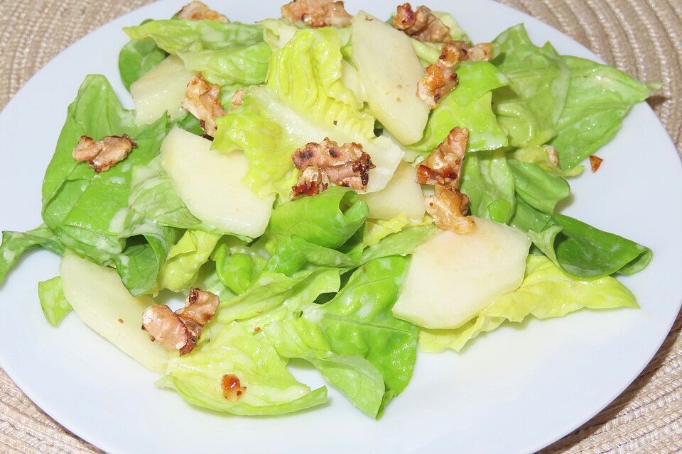 Kopfsalat mit Birne und Walnuss