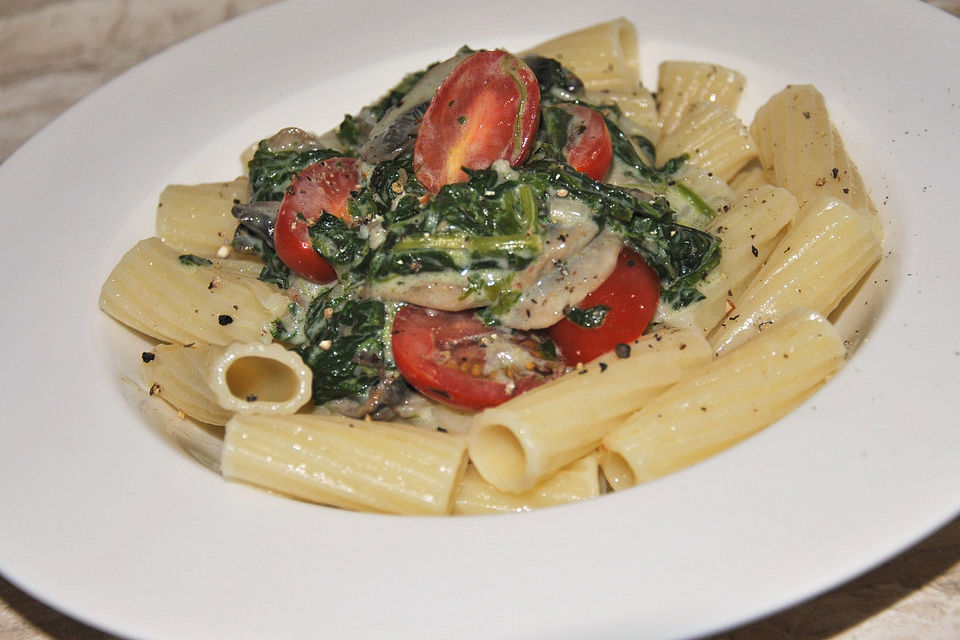 Penne mit Spinat und Champignons an Safransauce