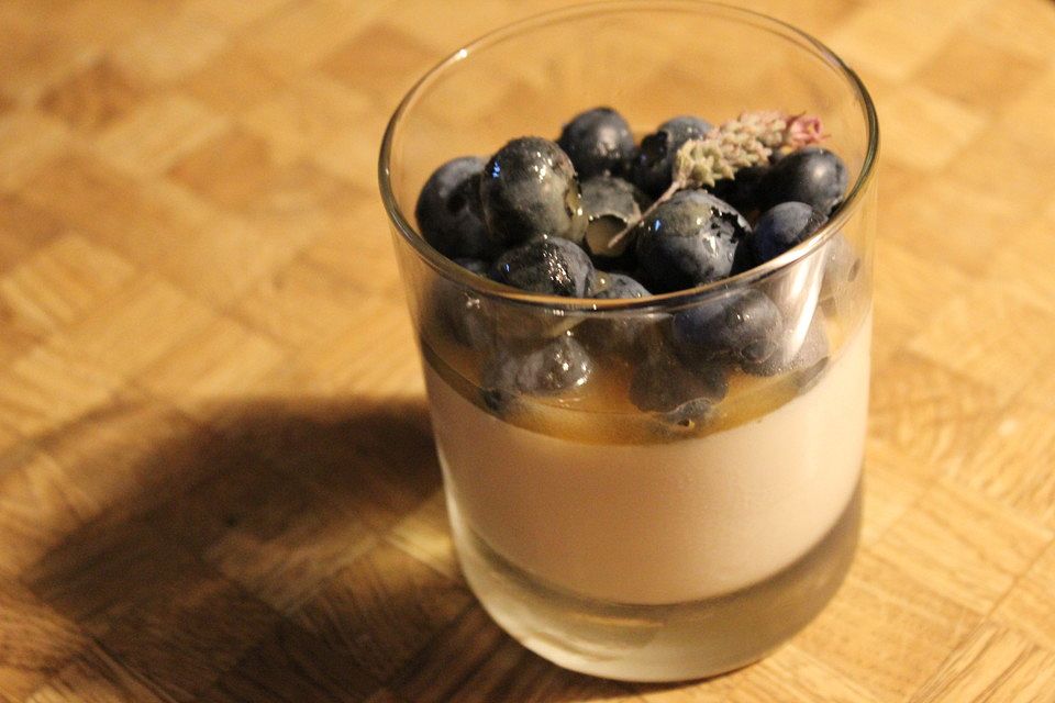 Lavendel Panna Cotta mit Blueberries