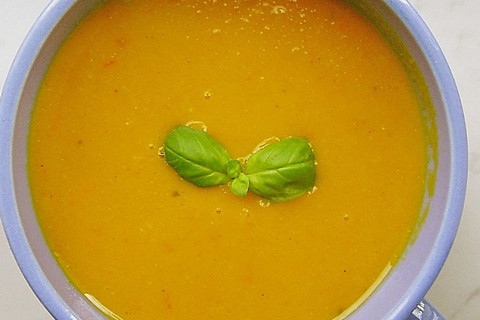 Scharfe Kürbis - Orangen - Suppe mit Kokosnote