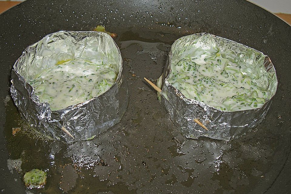 Brokkoliplätzchen mit Dip und marinierten Putenbrustfilets