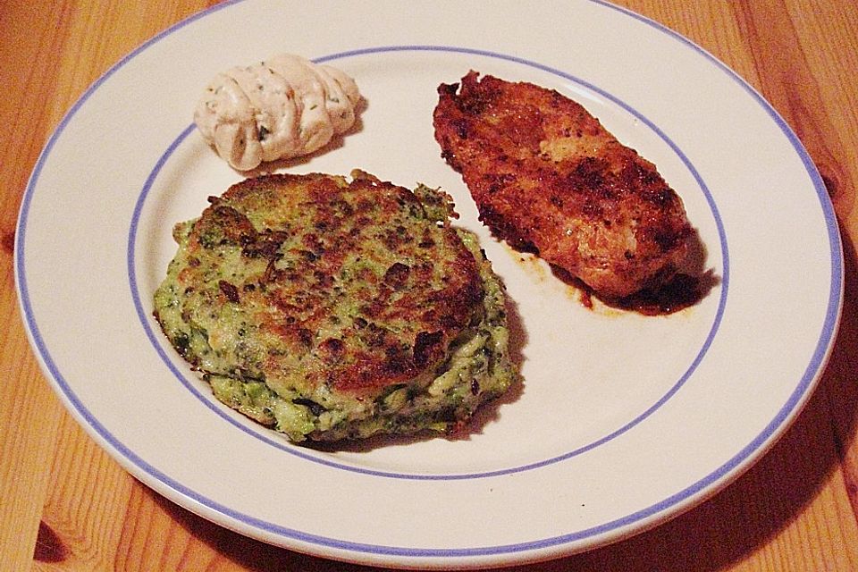 Brokkoliplätzchen mit Dip und marinierten Putenbrustfilets