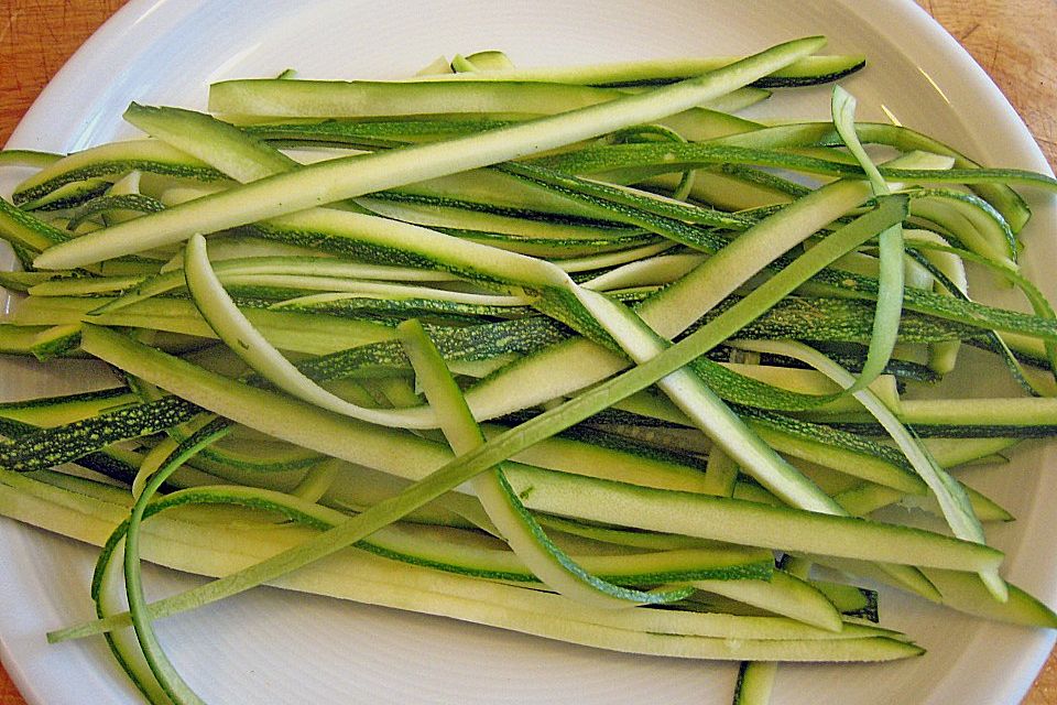 Garnelen mit Zucchinijulienne in Hummersauce