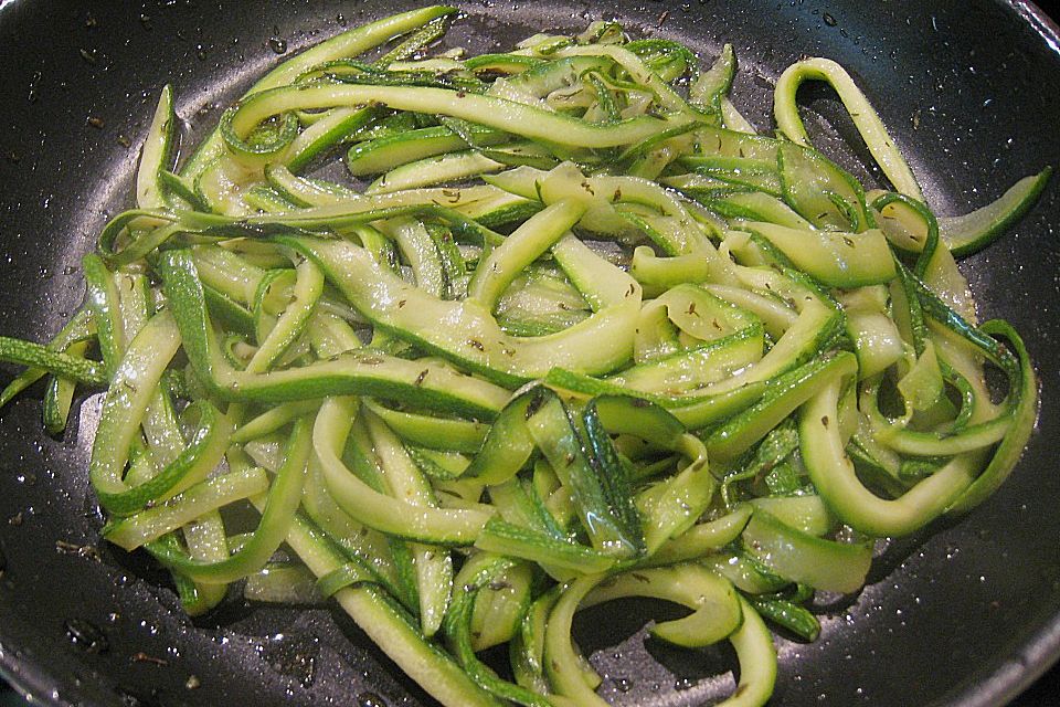 Garnelen mit Zucchinijulienne in Hummersauce