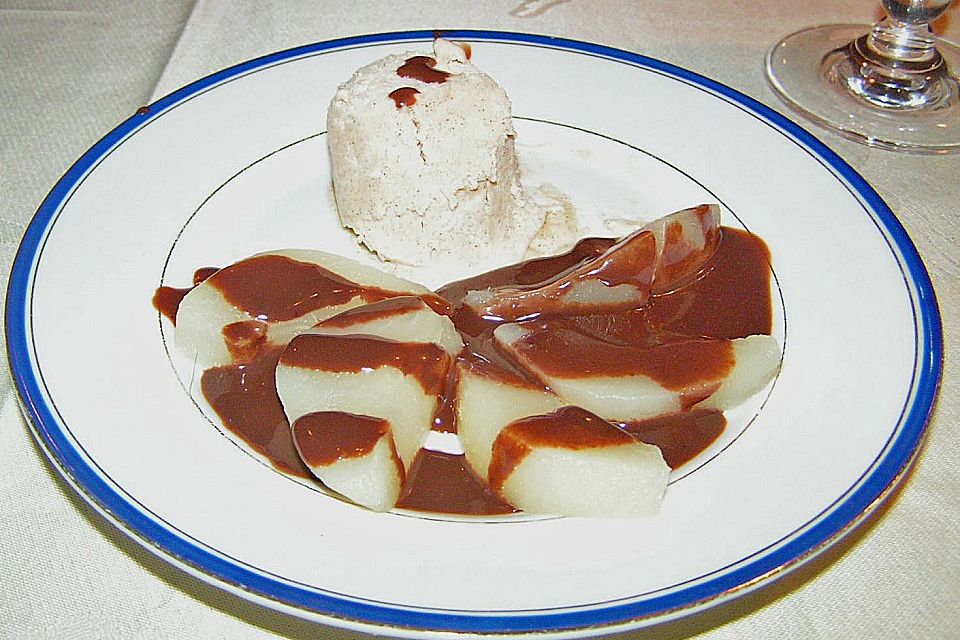 Zimtparfait mit Lebkuchensauce und Birnenfächer