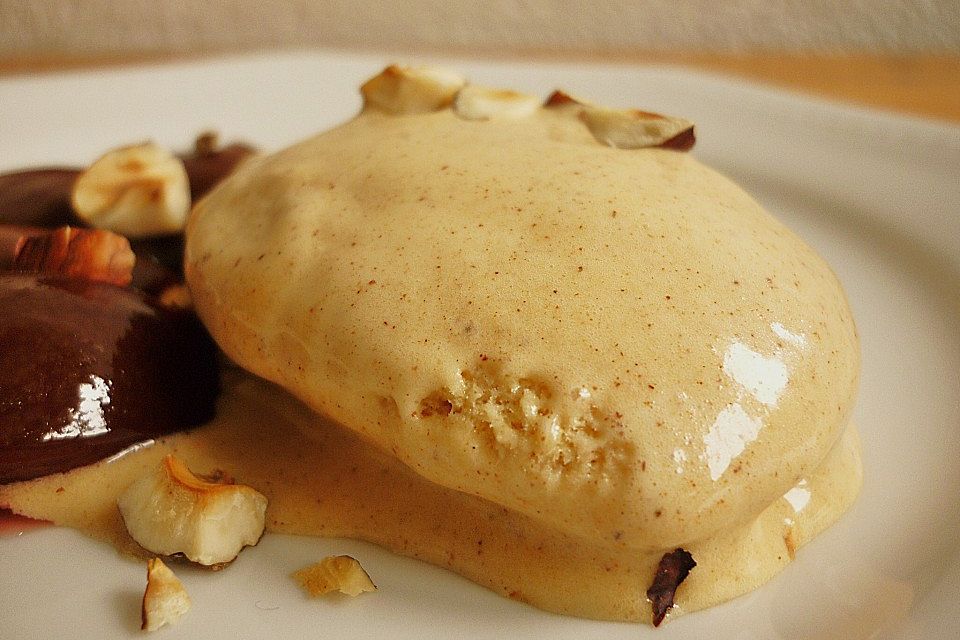 Zimtparfait mit Lebkuchensauce und Birnenfächer