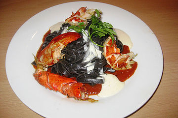 Bretonischer Hummer mit schwarzen Tagliatelle und Parmesanschaum