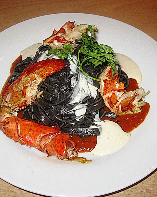 Bretonischer Hummer mit schwarzen Tagliatelle und Parmesanschaum