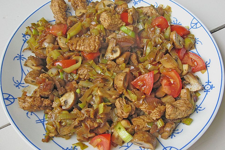 Chinesische Gemüsepfanne mit Putenstreifen