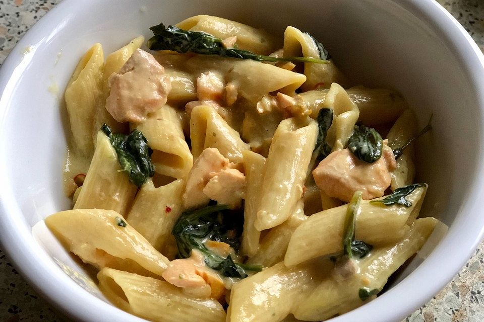 Penne mit Blattspinat - Lachs - Soße