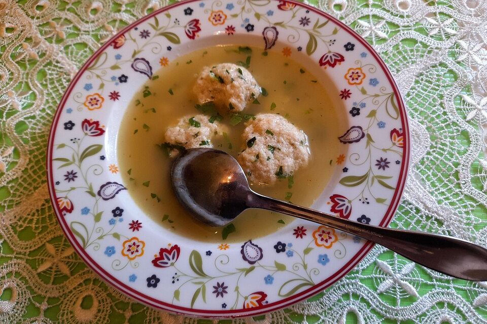 Grießklößchensuppe mit Petersilie