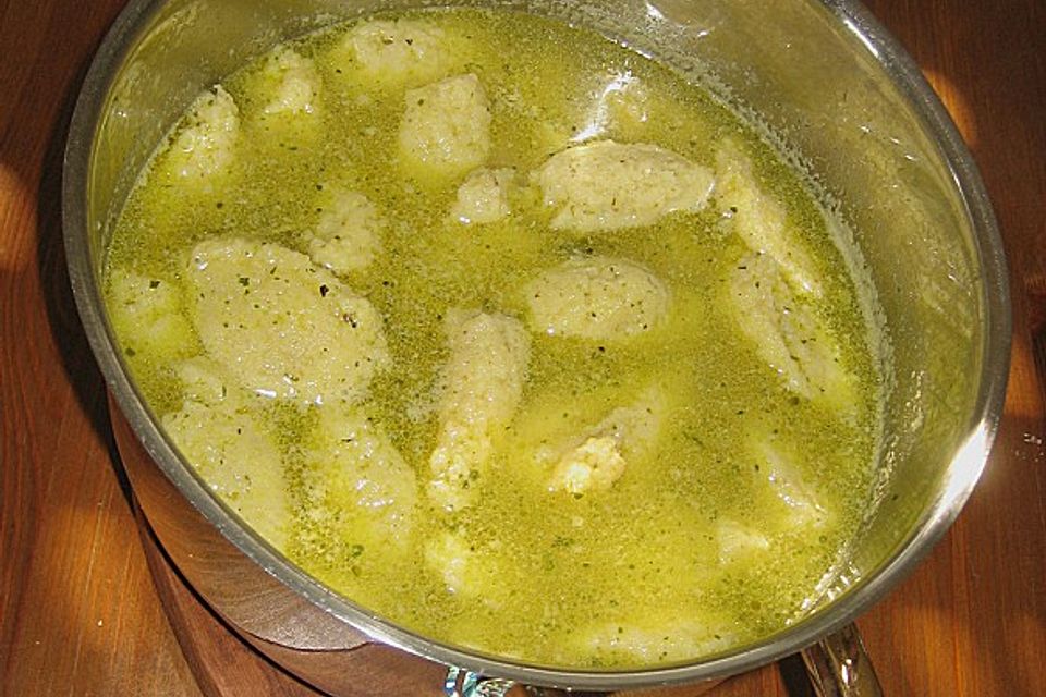 Grießklößchensuppe mit Petersilie