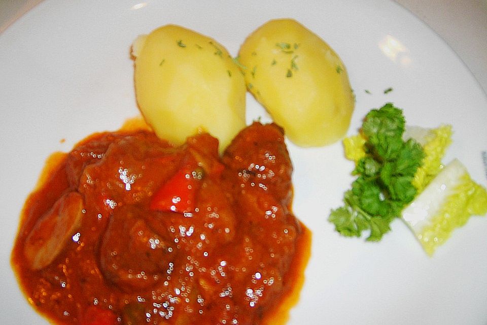 Zwiebelgulasch mit Paprikaschoten