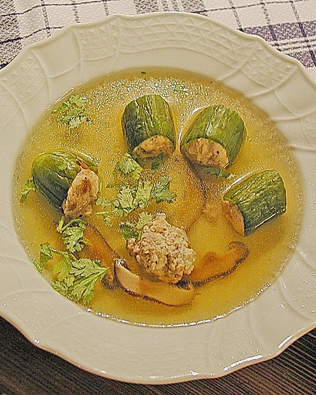 Suppe mit gefüllten Gurken