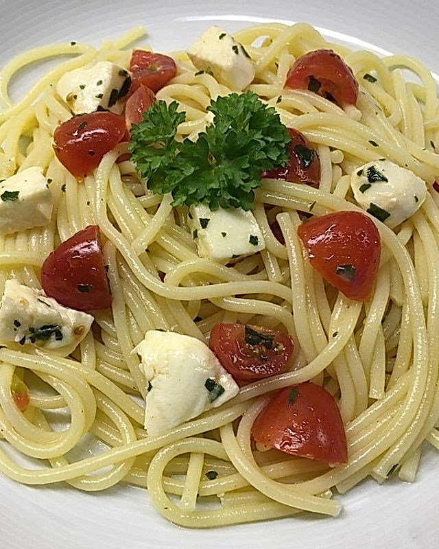 Spaghetti Salat mit Mozzarella und Tomaten