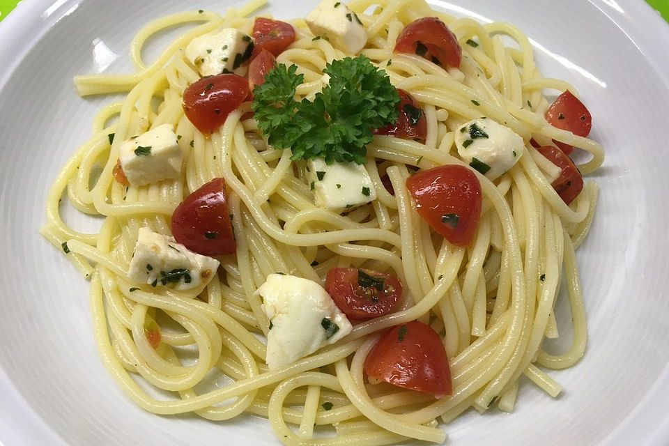 Spaghetti Salat mit Mozzarella und Tomaten