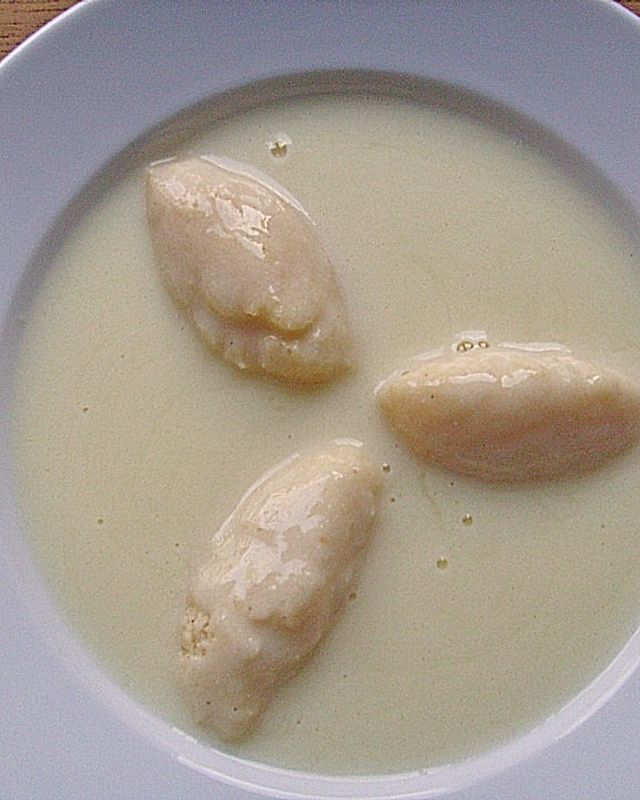 Buttermilchsuppe mit Grießklößchen