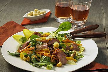 Gemischter Salat mit Entenbrust und Macadamianüssen