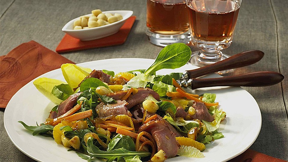 Gemischter Salat mit Entenbrust und Macadamianüssen
