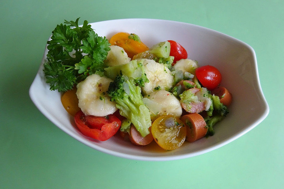 Brokkolisalat mit Würstchen und Banane