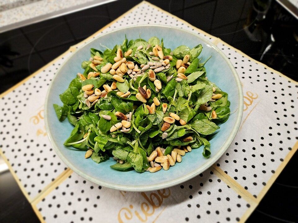 Feldsalat mit Pinienkernen von Jombur55| Chefkoch