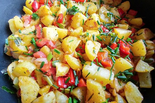 Mediterrane Kartoffel - Gemüsepfanne mit Kräuterquark von Biella | Chefkoch
