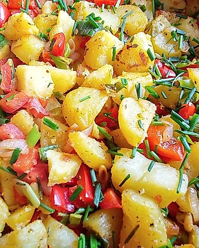 Mediterrane Kartoffel - Gemüsepfanne mit Kräuterquark
