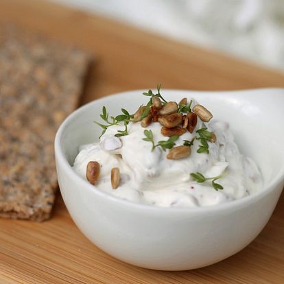 Untar Con Queso Crema De Cabra Y Pipas De Girasol Tostadas Recipe How To Make Calories Ingredients And Nutrition Foodcors Spain España<script async src=