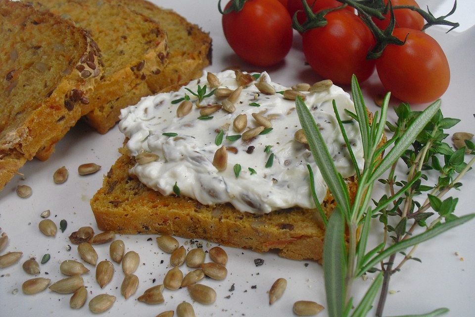 Brotaufstrich mit Ziegenfrischkäse und gerösteten Sonnenblumenkernen