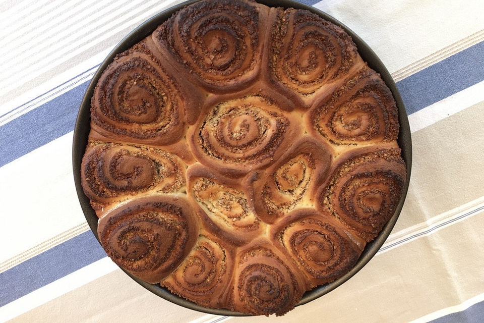 Hefeschnecken mit Mandelfüllung