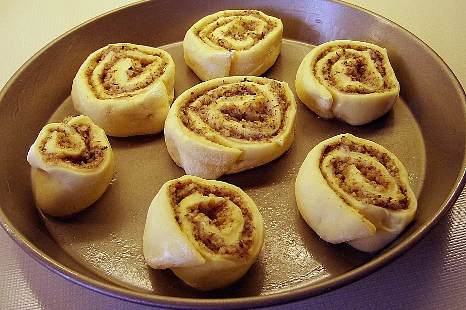 Hefeschnecken mit Mandelfüllung