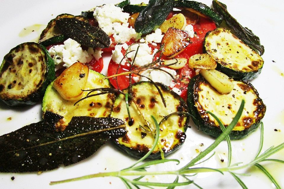 Tomatensalat mit gebratenen Zucchini