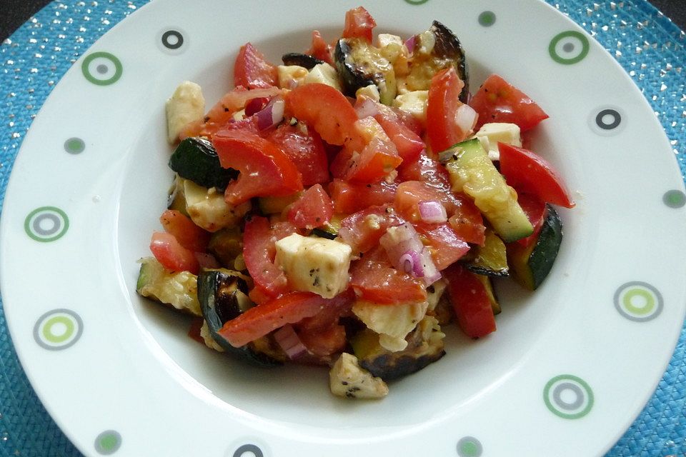 Tomatensalat mit gebratenen Zucchini